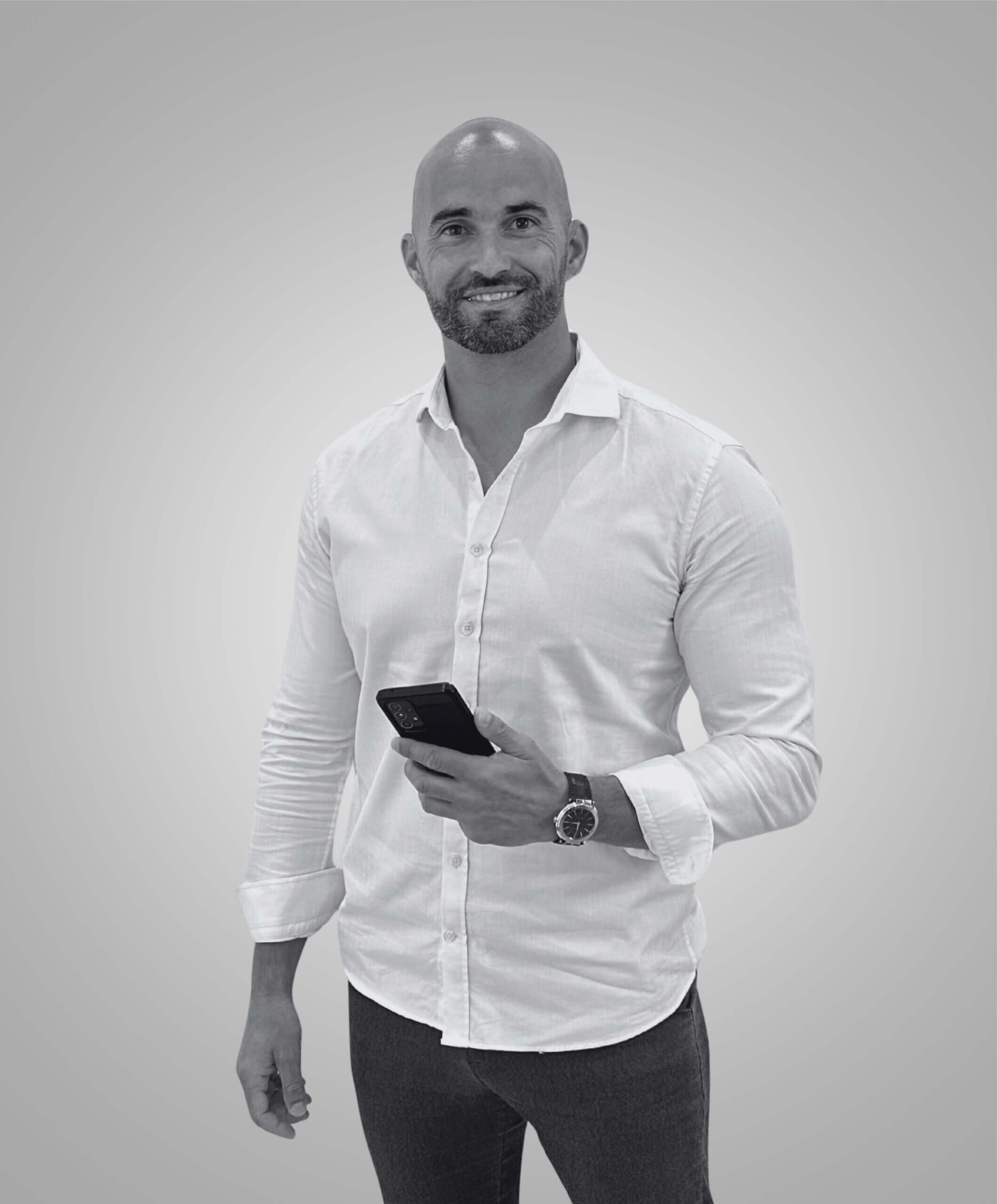Julien Sgheiz, conseiller immobilier à La Crau, au téléphone avec un vendeur pour un dossier d'assainissement non conforme