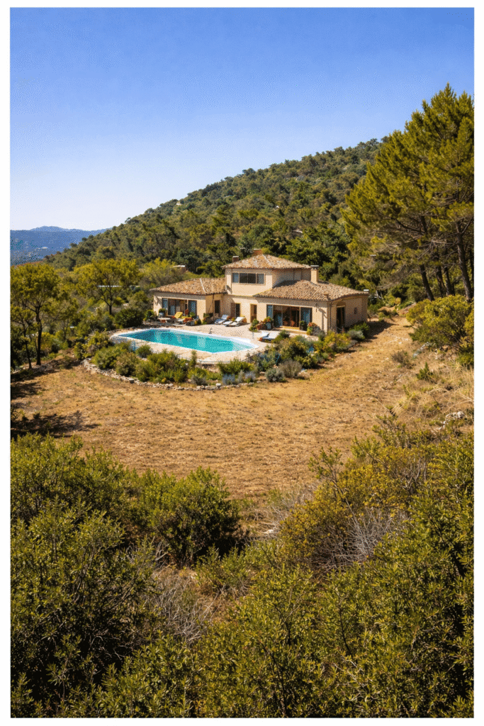 villa située à la crau dans les collines avec terrain débrousaillé conformément aux obligations légales