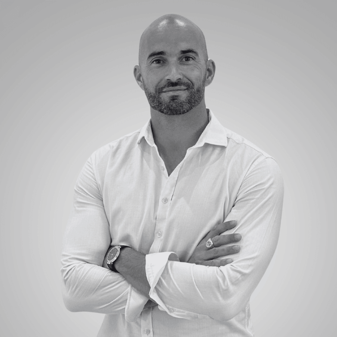 Julien Sgheiz, conseiller immobilier à La Crau, portrait noir et blanc bras croisés